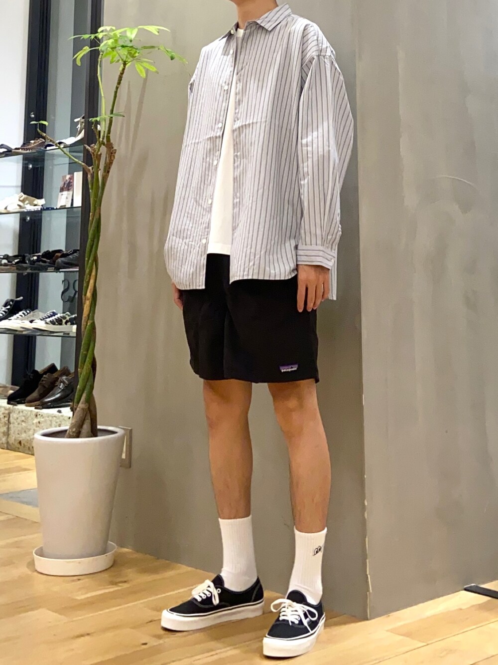 グレー系のシャツ/ブラウス、ホワイト系のTシャツ/カットソー、ブラック系のスニーカーを着用したメンズの夏コーディネートの2枚目の写真