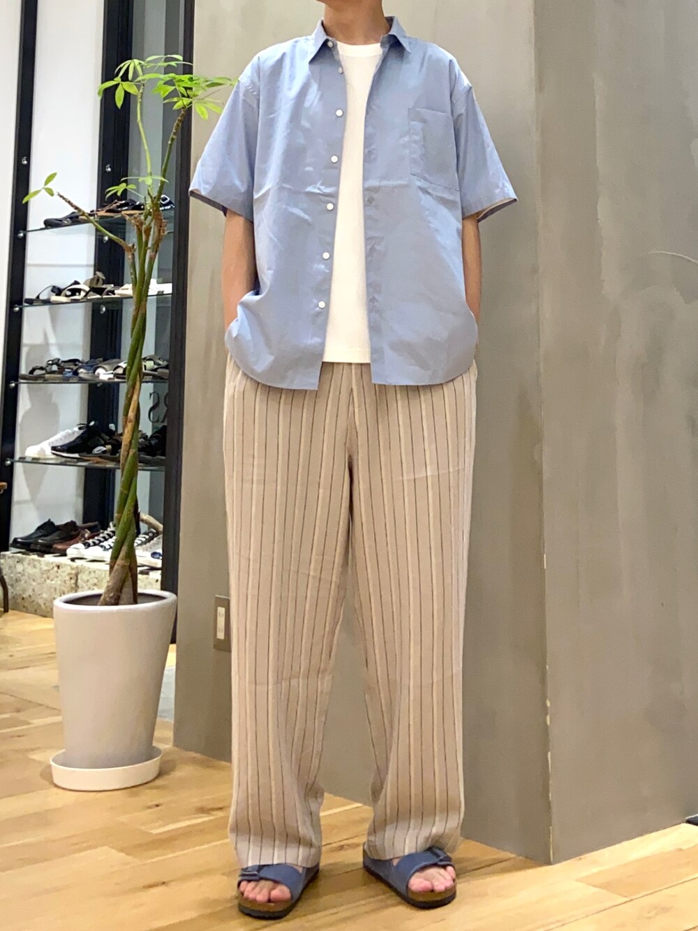 ブルー系のシャツ/ブラウス、ホワイト系のTシャツ/カットソー、ベージュ系のその他パンツを着用したメンズの夏コーディネートの3枚目の写真