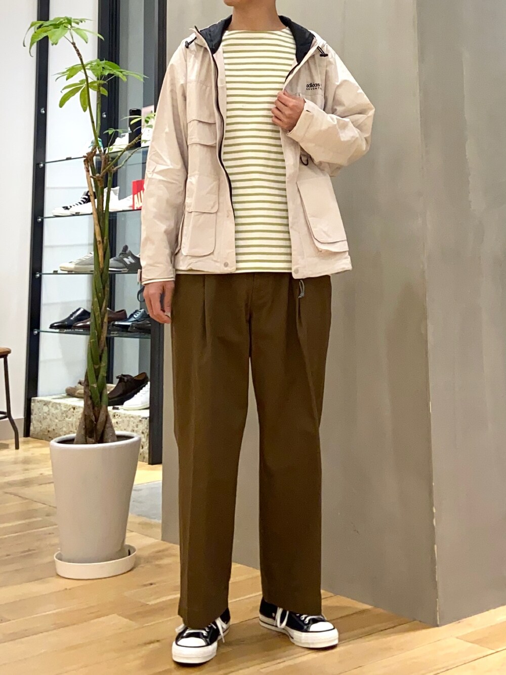 ベージュ系のマウンテンパーカー、グリーン系のTシャツ/カットソー、ブラウン系のその他パンツを着用したメンズの春コーディネートの3枚目の写真