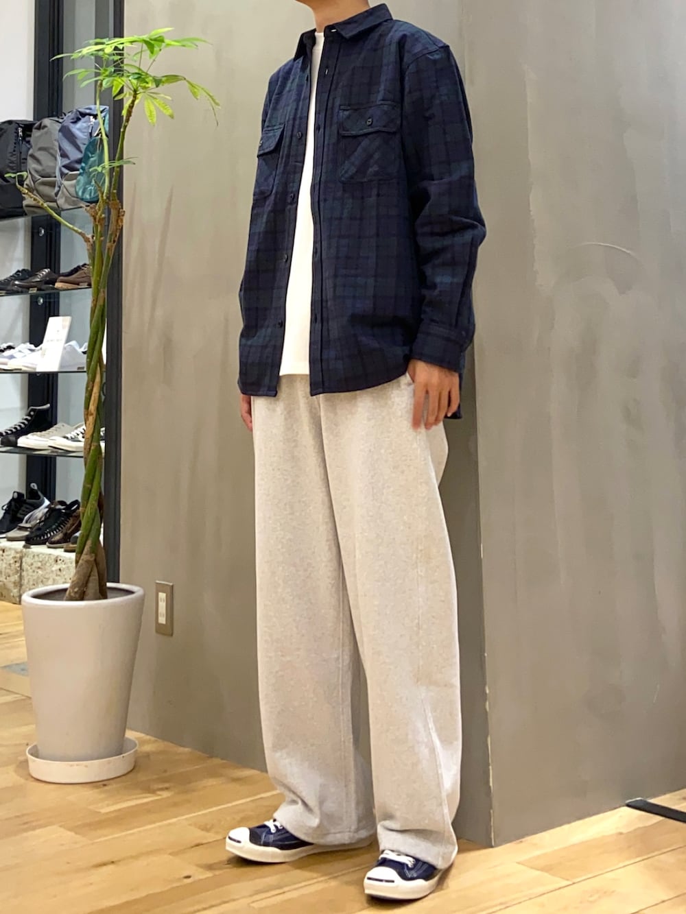 ブラック系のシャツ/ブラウス、ホワイト系のTシャツ/カットソー、グレー系のその他パンツを着用したメンズの秋コーディネートの2枚目の写真