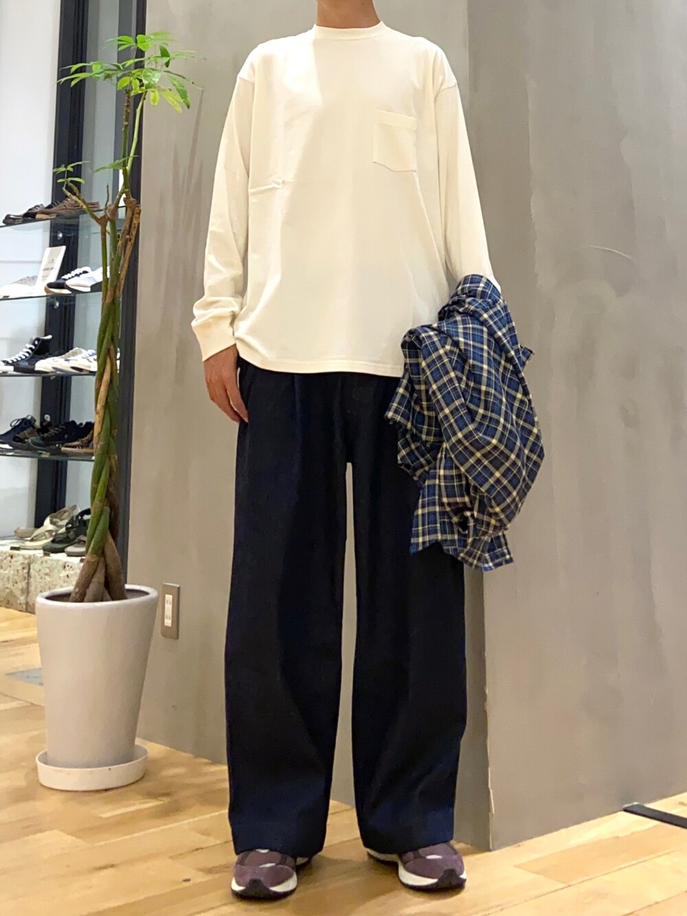 ブルー系のシャツ/ブラウス、ホワイト系のTシャツ/カットソー、ブルー系のデニムパンツを着用したメンズの秋コーディネートの2枚目の写真