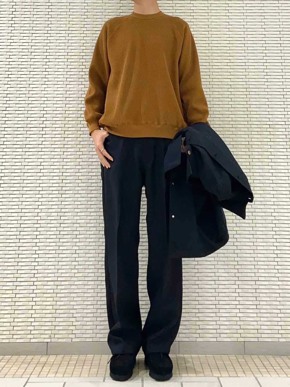 ブラック系のカバーオール、オレンジ系のTシャツ/カットソー、ブラック系のその他パンツを着用したメンズの冬コーディネートの2枚目の写真