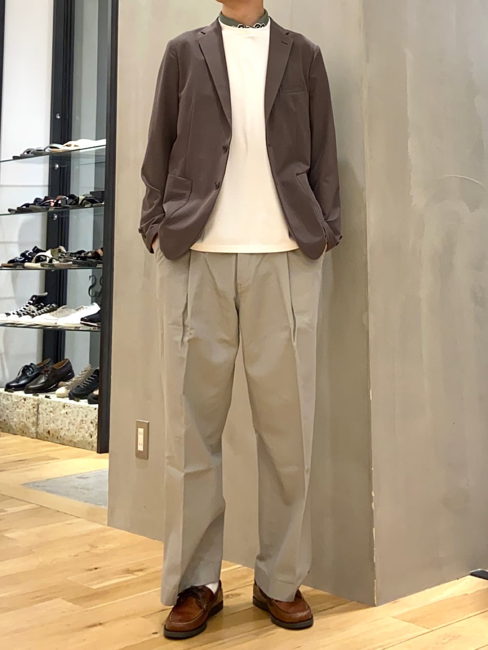 グリーン系のスーツジャケット、ホワイト系のその他パンツ、ホワイト系のTシャツ/カットソーを着用したメンズの春コーディネートの4枚目の写真