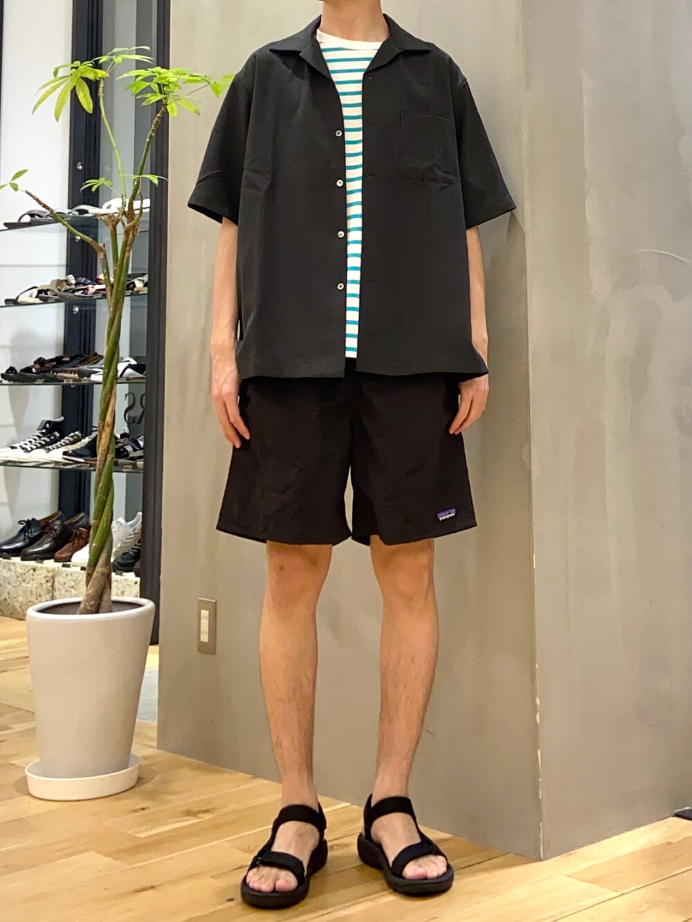 グリーン系のシャツ/ブラウス、ブルー系のTシャツ/カットソー、ブルー系のその他を着用したメンズの夏コーディネートの3枚目の写真