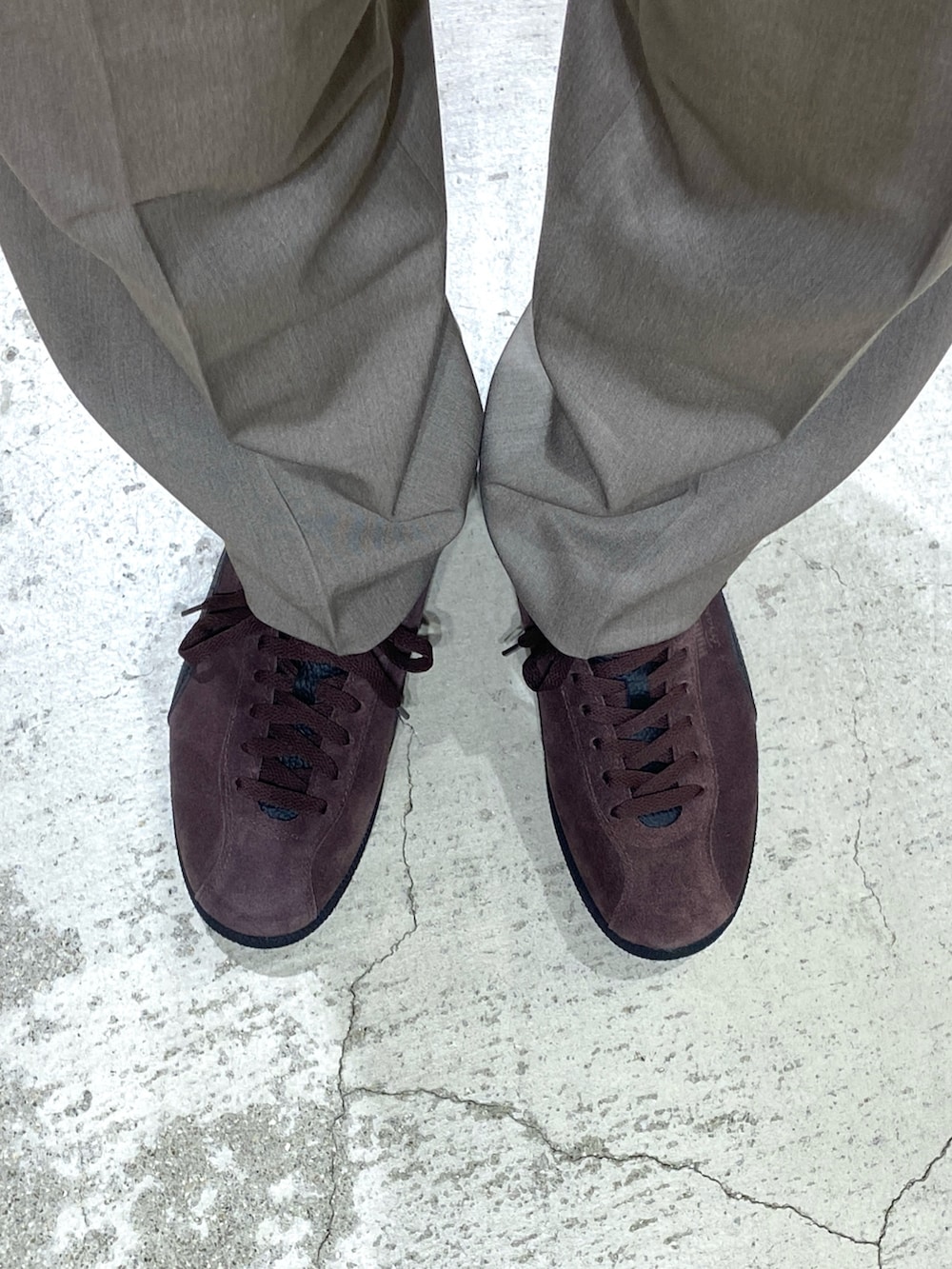 ブルー系のカバーオール、グレー系のニット/セーター、ベージュ系のその他パンツを着用したメンズの春コーディネートの3枚目の写真