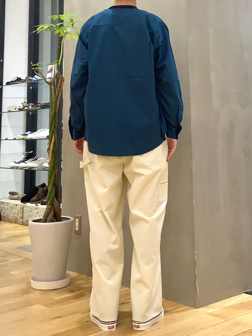 グリーン系のシャツ/ブラウス、ブラック系のTシャツ/カットソー、ホワイト系のその他パンツを着用したメンズの秋コーディネートの4枚目の写真