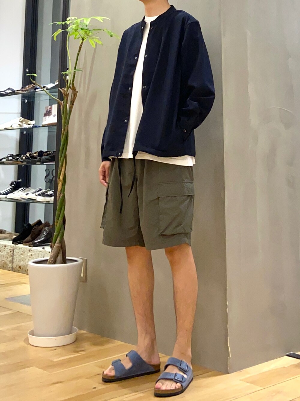 ブルー系のブルゾン、ホワイト系のTシャツ/カットソー、グリーン系のその他パンツを着用したメンズの秋コーディネートの2枚目の写真