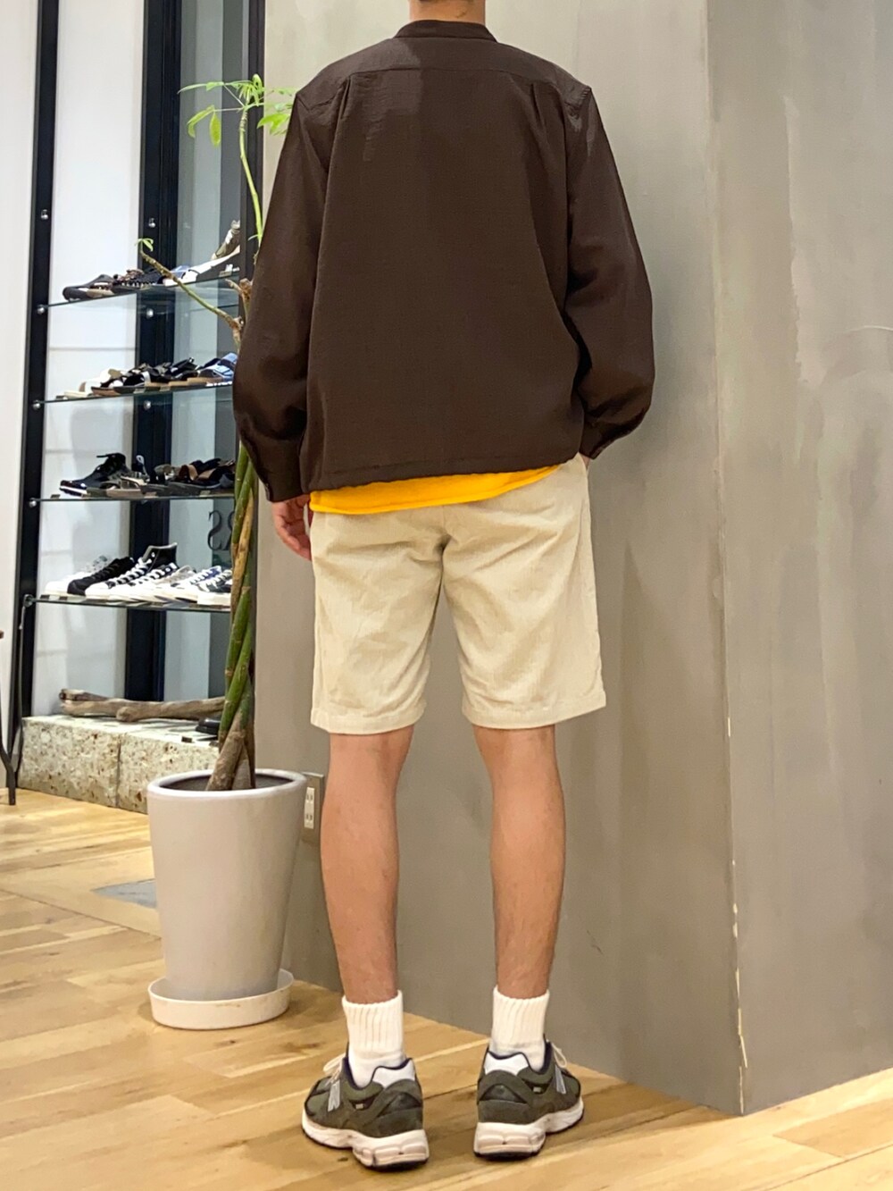 ブラウン系のブルゾン、イエロー系のTシャツ/カットソー、ホワイト系のその他パンツを着用したメンズの夏コーディネートの4枚目の写真