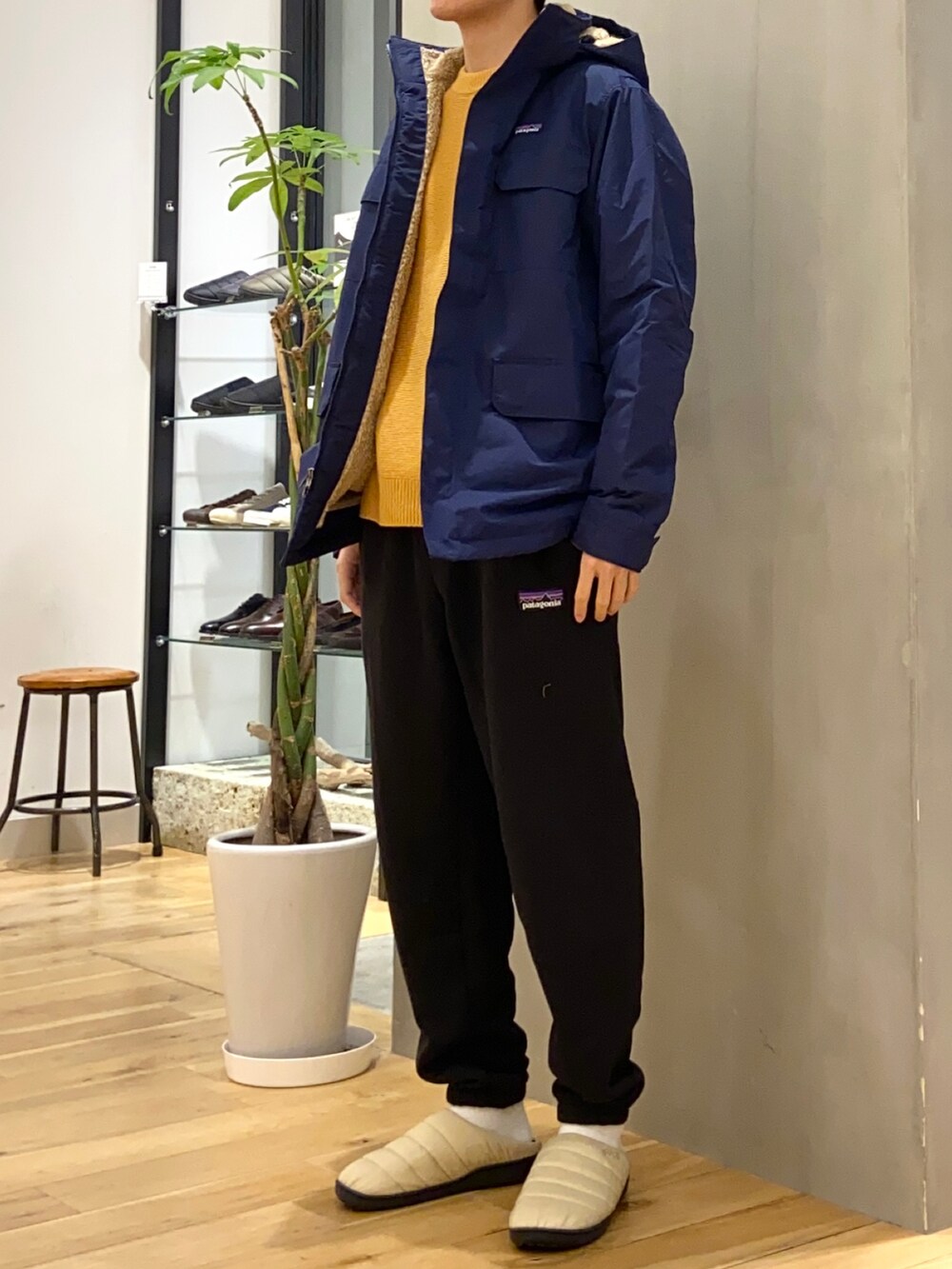 イエロー系のニット/セーター、ベージュ系のサンダル、その他のその他を着用したメンズの冬コーディネートの2枚目の写真