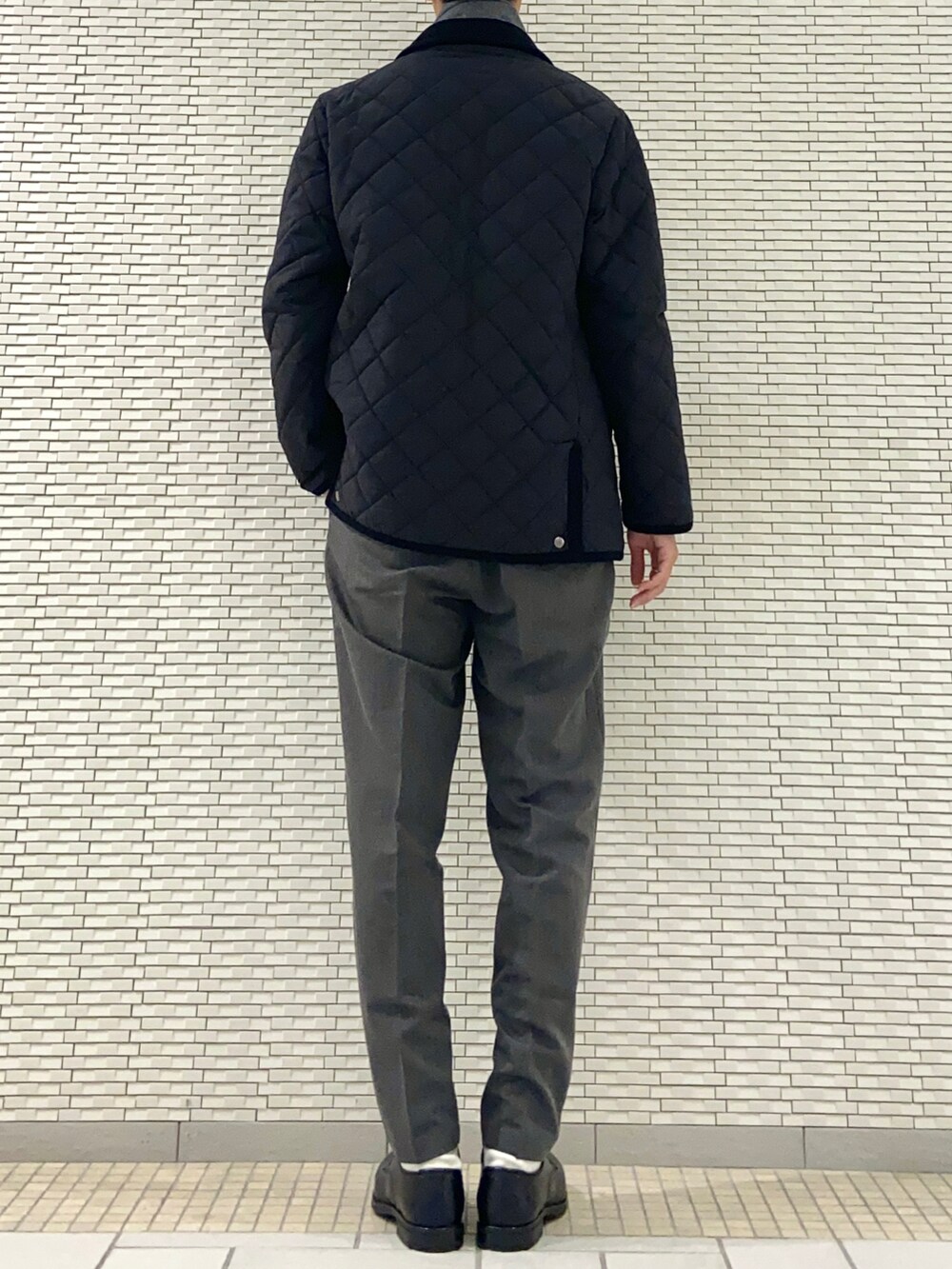 ブラック系のその他アウター、ブルー系のニット/セーター、グレー系のその他パンツを着用したメンズの秋コーディネートの3枚目の写真