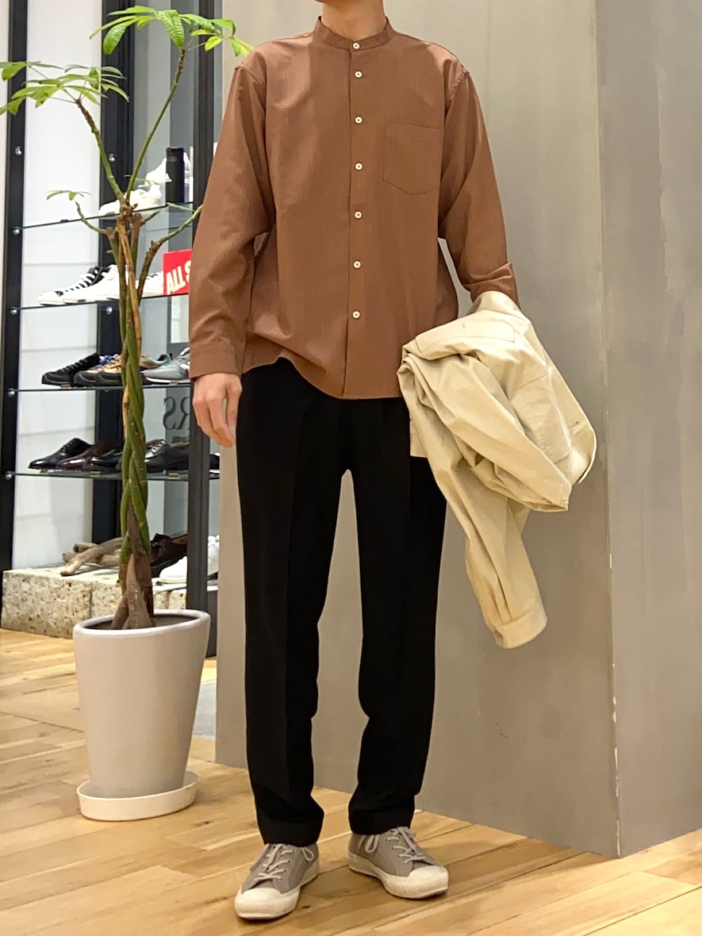 ベージュ系のブルゾン、ブラウン系のシャツ/ブラウス、グレー系のスニーカーを着用したメンズの春コーディネートの2枚目の写真