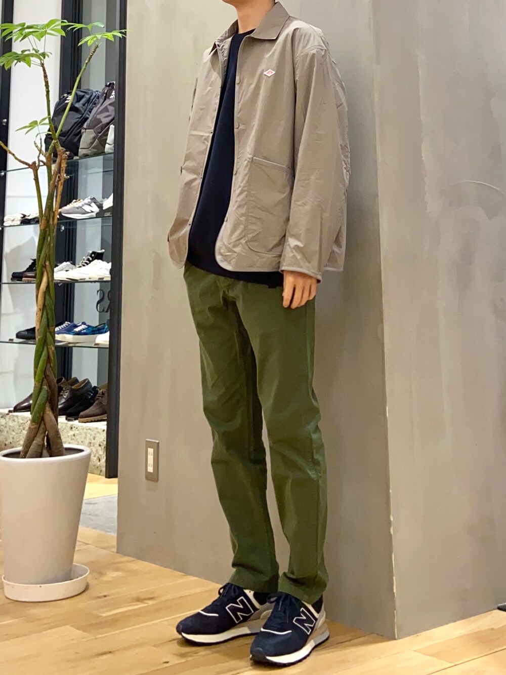 ベージュ系のナイロンジャケット、ブルー系のスウェットを着用したメンズの冬コーディネートの3枚目の写真