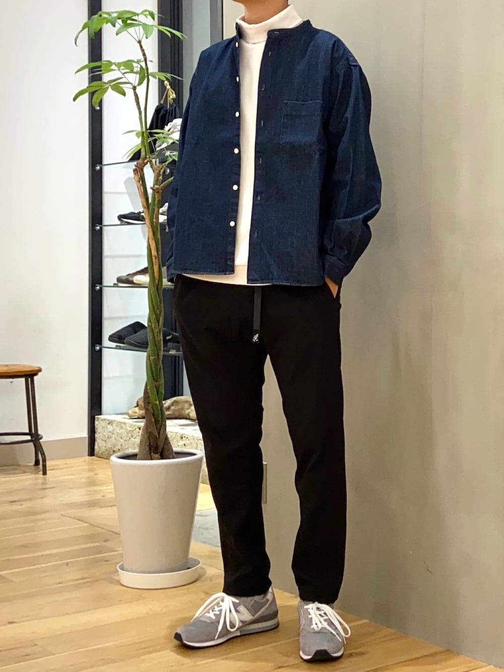 ブルー系のシャツ/ブラウス、ホワイト系のTシャツ/カットソー、ブラック系のその他パンツを着用したメンズの秋コーディネートの2枚目の写真