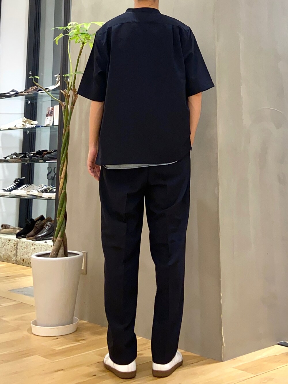 ブルー系のシャツ/ブラウス、ブルー系のTシャツ/カットソー、ホワイト系のスニーカーを着用したメンズの秋コーディネートの3枚目の写真