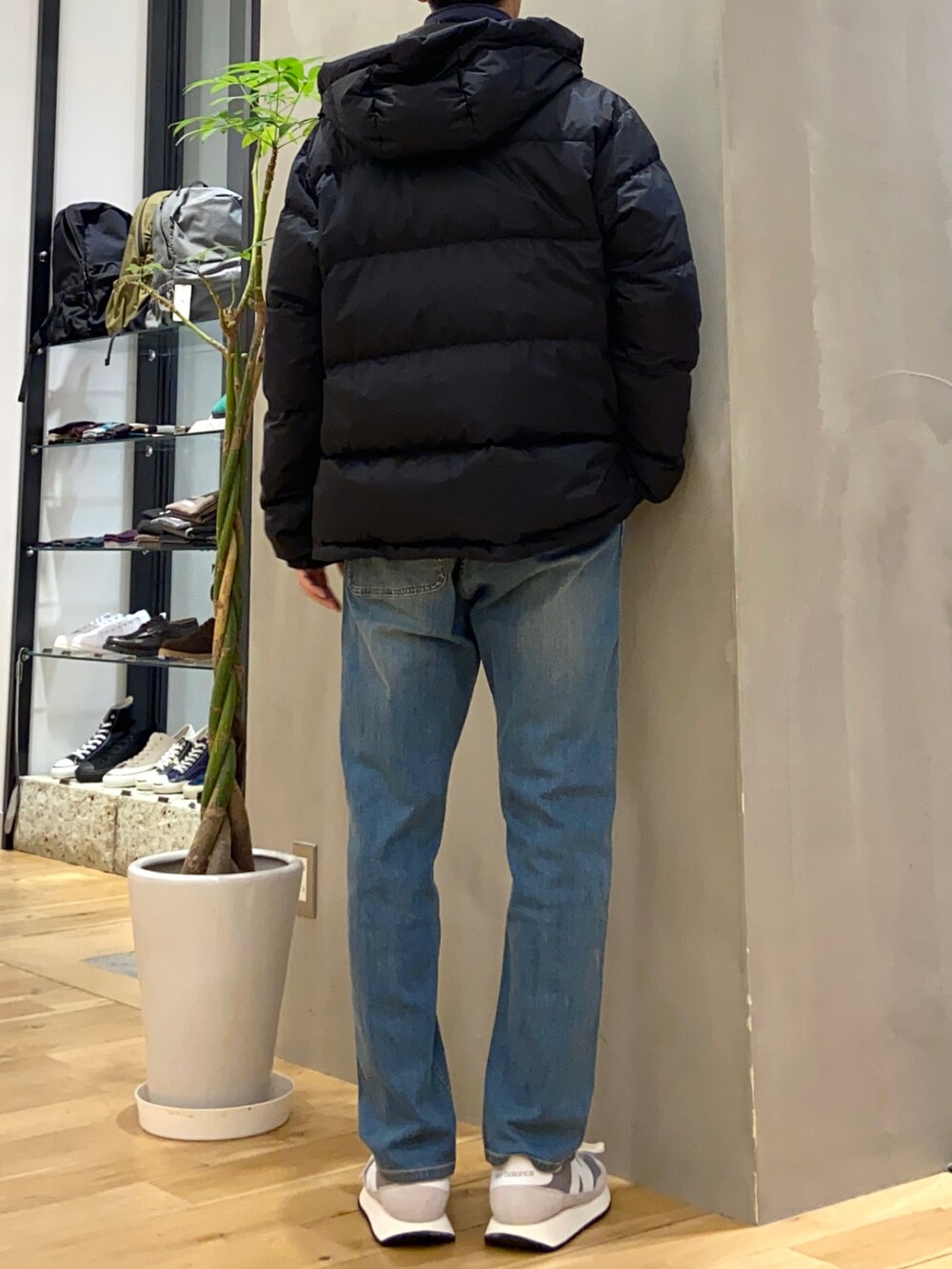 ブラック系のダウンジャケット/コート、ブルー系のスウェット、ブルー系のその他パンツを着用したメンズの冬コーディネートの3枚目の写真