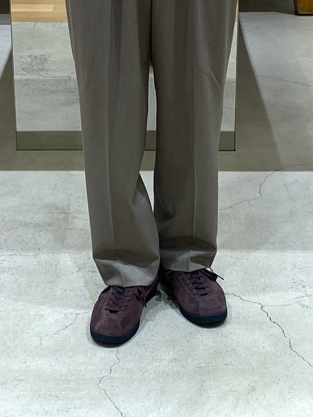 ブルー系のカバーオール、グレー系のニット/セーター、ベージュ系のその他パンツを着用したメンズの春コーディネートの6枚目の写真