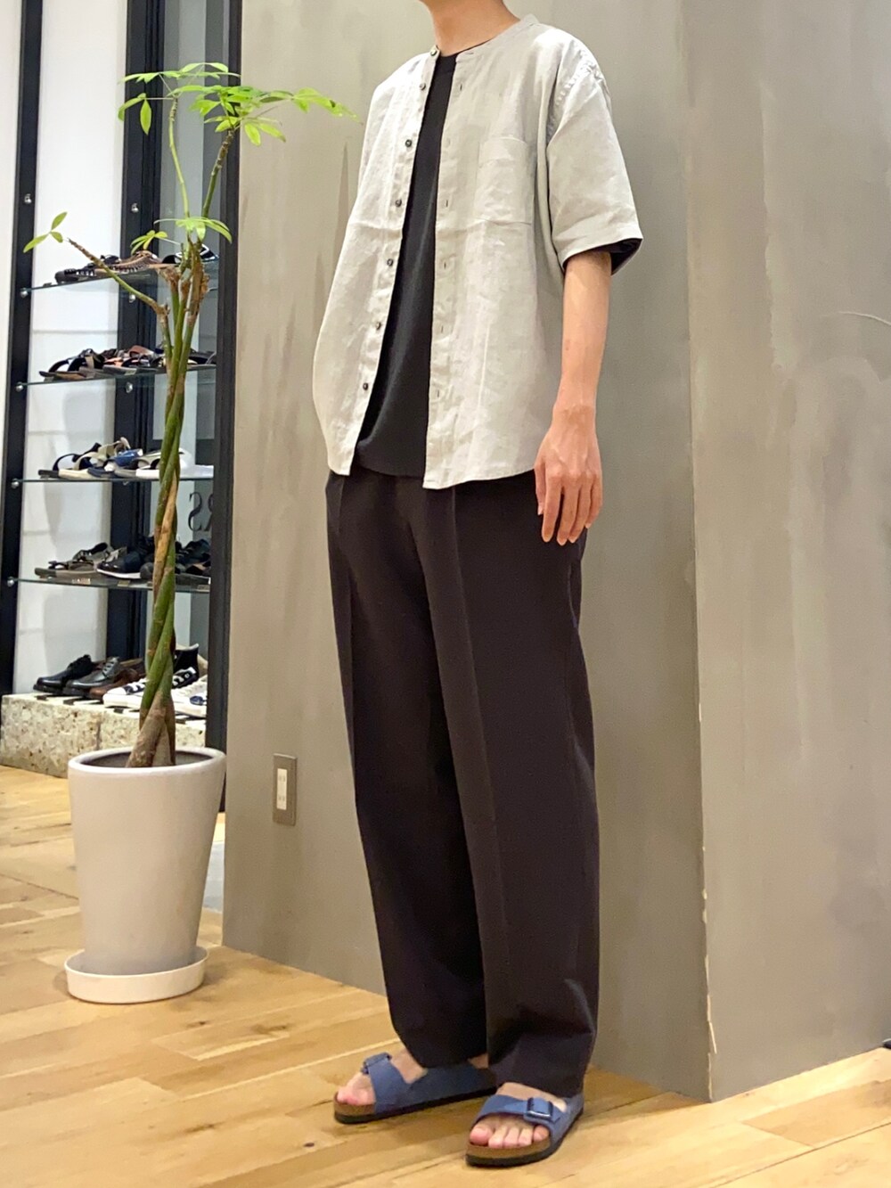 グレー系のシャツ/ブラウス、グレー系のその他パンツ、ブラック系のTシャツ/カットソーを着用したメンズの夏コーディネートの3枚目の写真