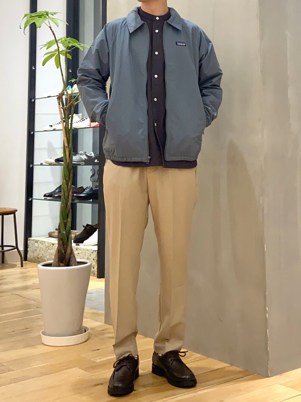 グレー系のシャツ/ブラウス、ベージュ系のその他パンツ、ブラウン系のその他シューズを着用したメンズの春コーディネートの3枚目の写真