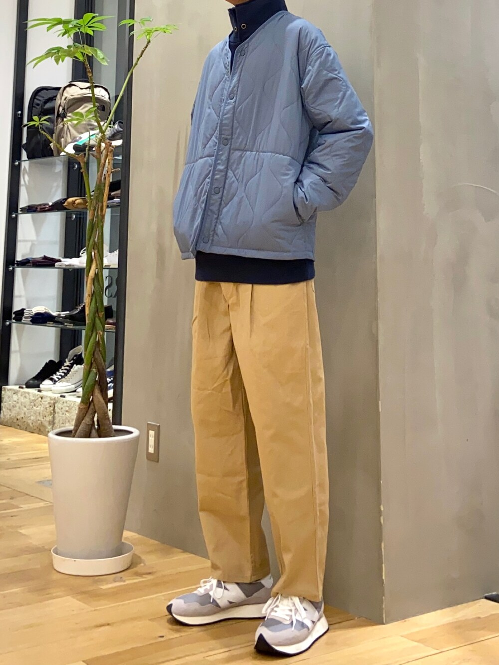 ブルー系のダウンジャケット/コート、ブルー系のスウェット、ベージュ系のその他パンツを着用したメンズの冬コーディネートの3枚目の写真