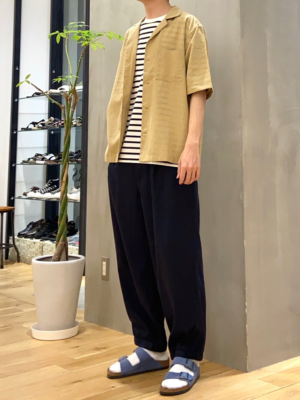 イエロー系のシャツ/ブラウス、ホワイト系のTシャツ/カットソー、ブルー系のサンダルを着用したメンズの夏コーディネートの2枚目の写真