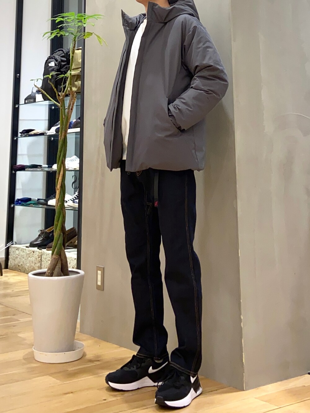 グレー系のダウンジャケット/コート、ホワイト系のスウェット、ブルー系のその他パンツを着用したメンズの冬コーディネートの3枚目の写真