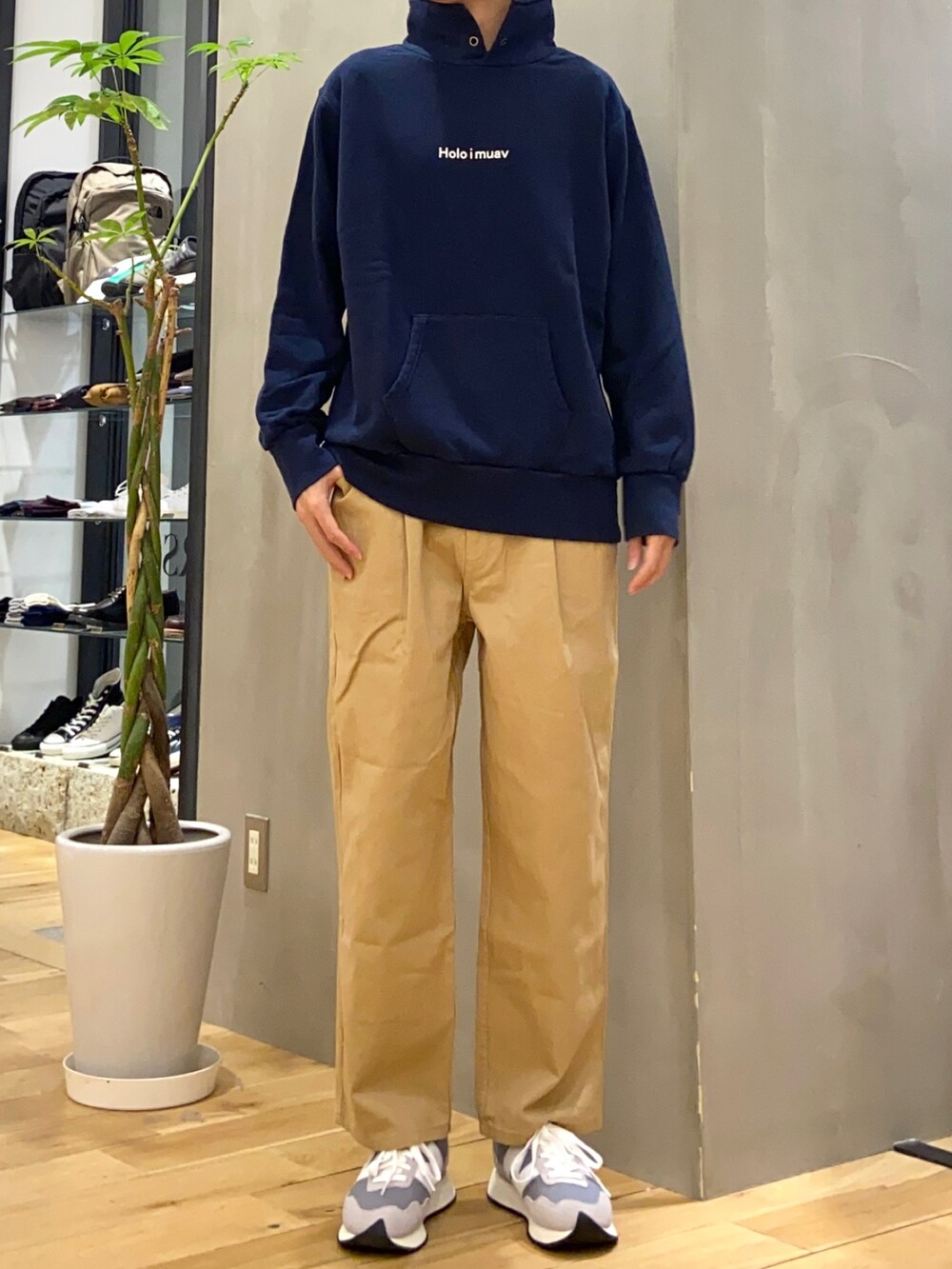 ブルー系のダウンジャケット/コート、ブルー系のスウェット、ベージュ系のその他パンツを着用したメンズの冬コーディネートの2枚目の写真