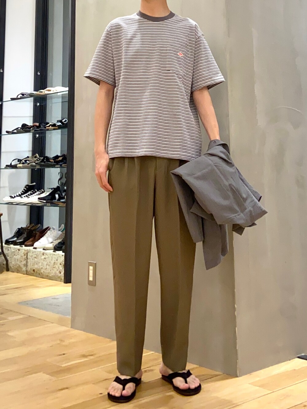 グレー系のシャツ/ブラウス、グレー系のTシャツ/カットソー、グリーン系のその他パンツを着用したメンズの夏コーディネートの2枚目の写真