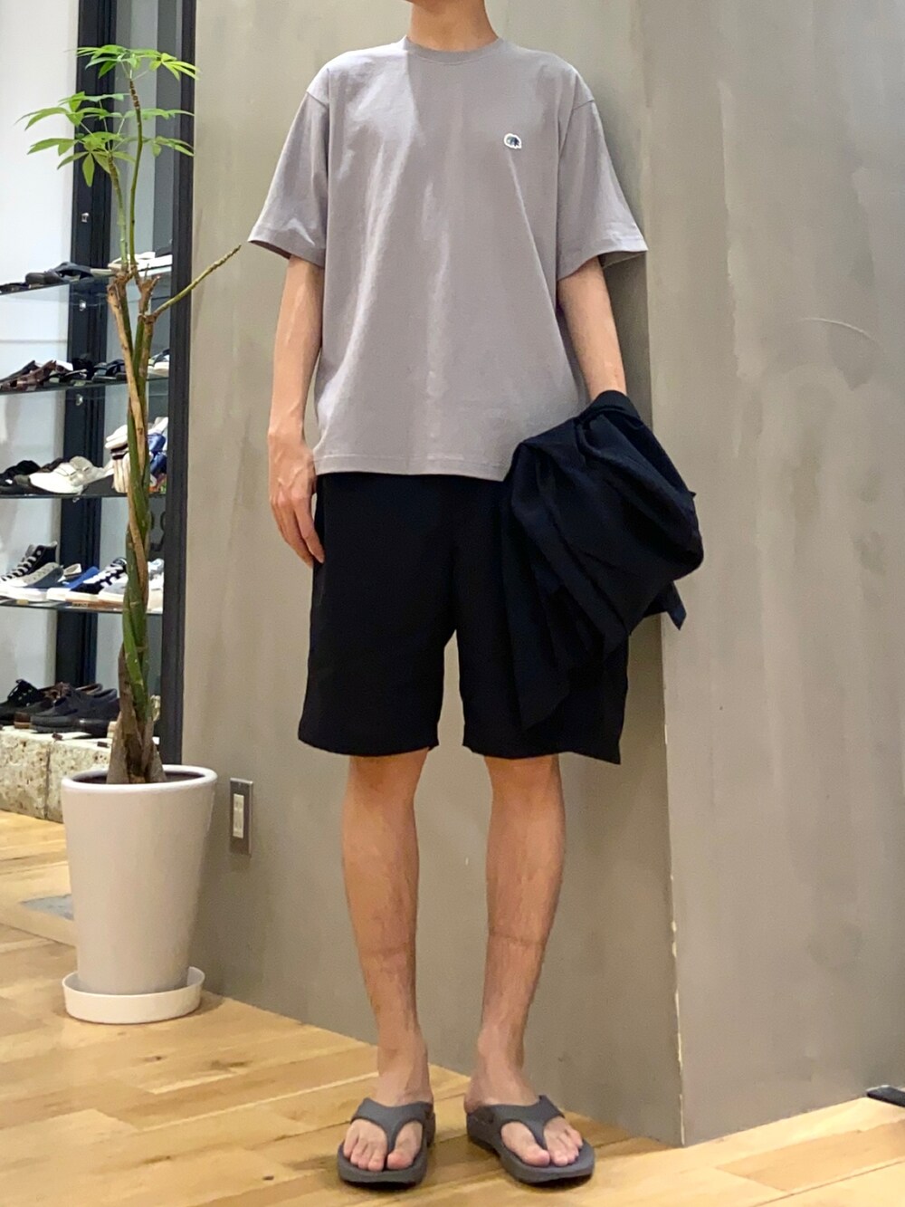 ブルー系のシャツ/ブラウス、グレー系のTシャツ/カットソー、ブルー系のその他パンツを着用したメンズの春コーディネートの2枚目の写真