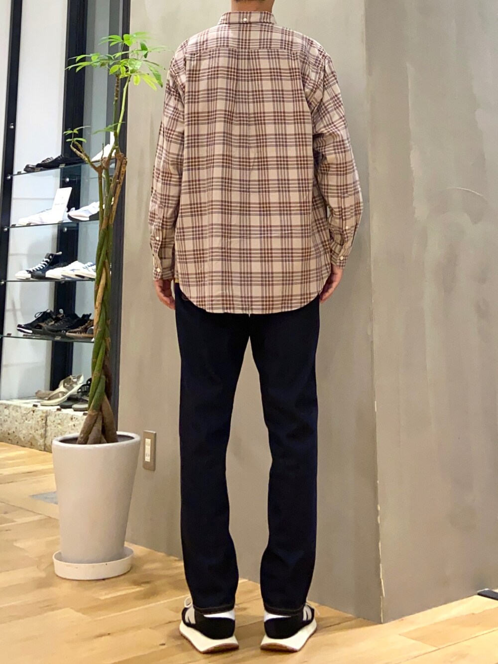 ベージュ系のシャツ/ブラウス、イエロー系のニット/セーター、ブルー系のその他パンツを着用したメンズの秋コーディネートの4枚目の写真