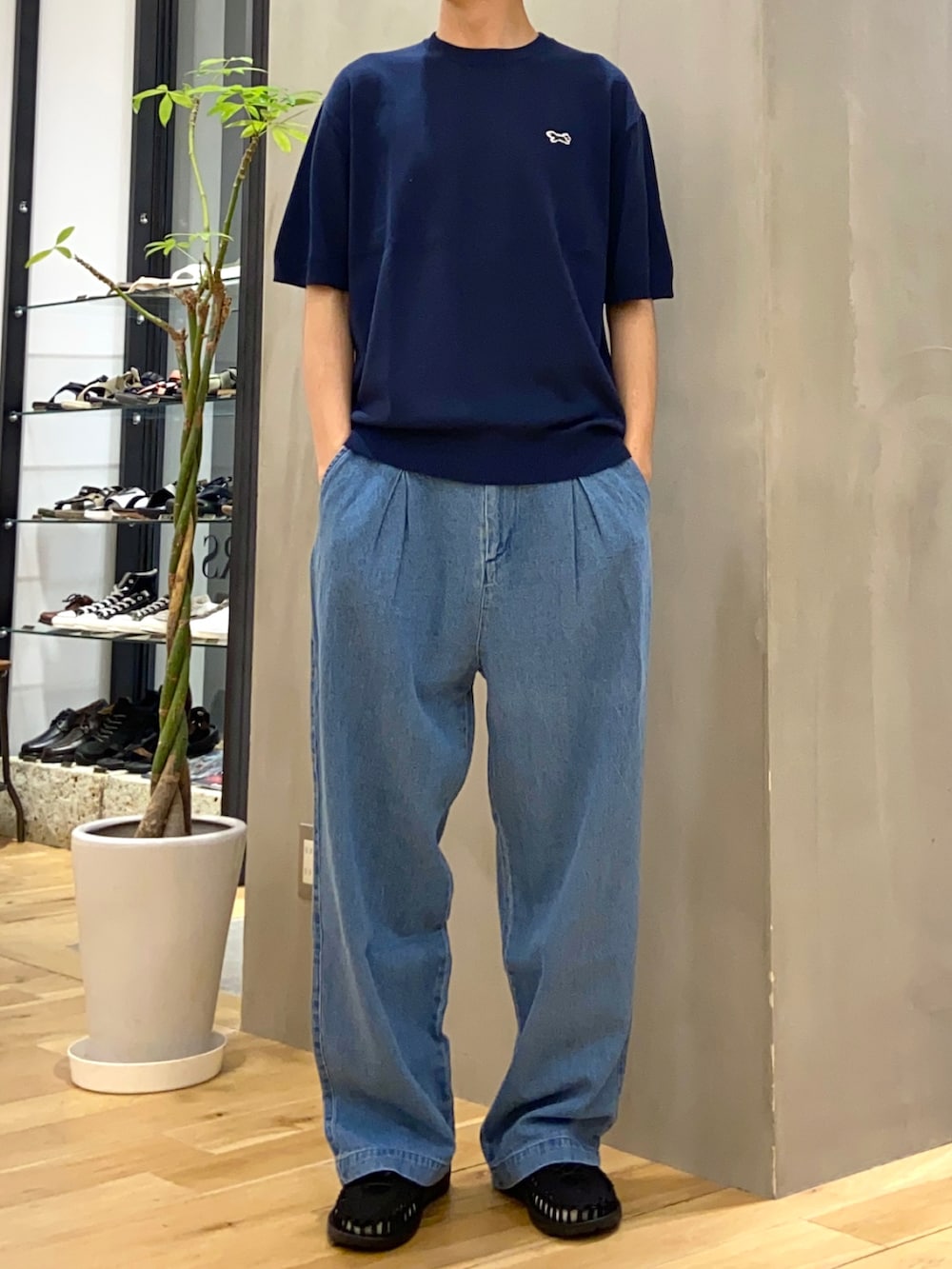 ブルー系のTシャツ/カットソー、ブルー系のデニムパンツを着用したメンズの夏コーディネートの3枚目の写真