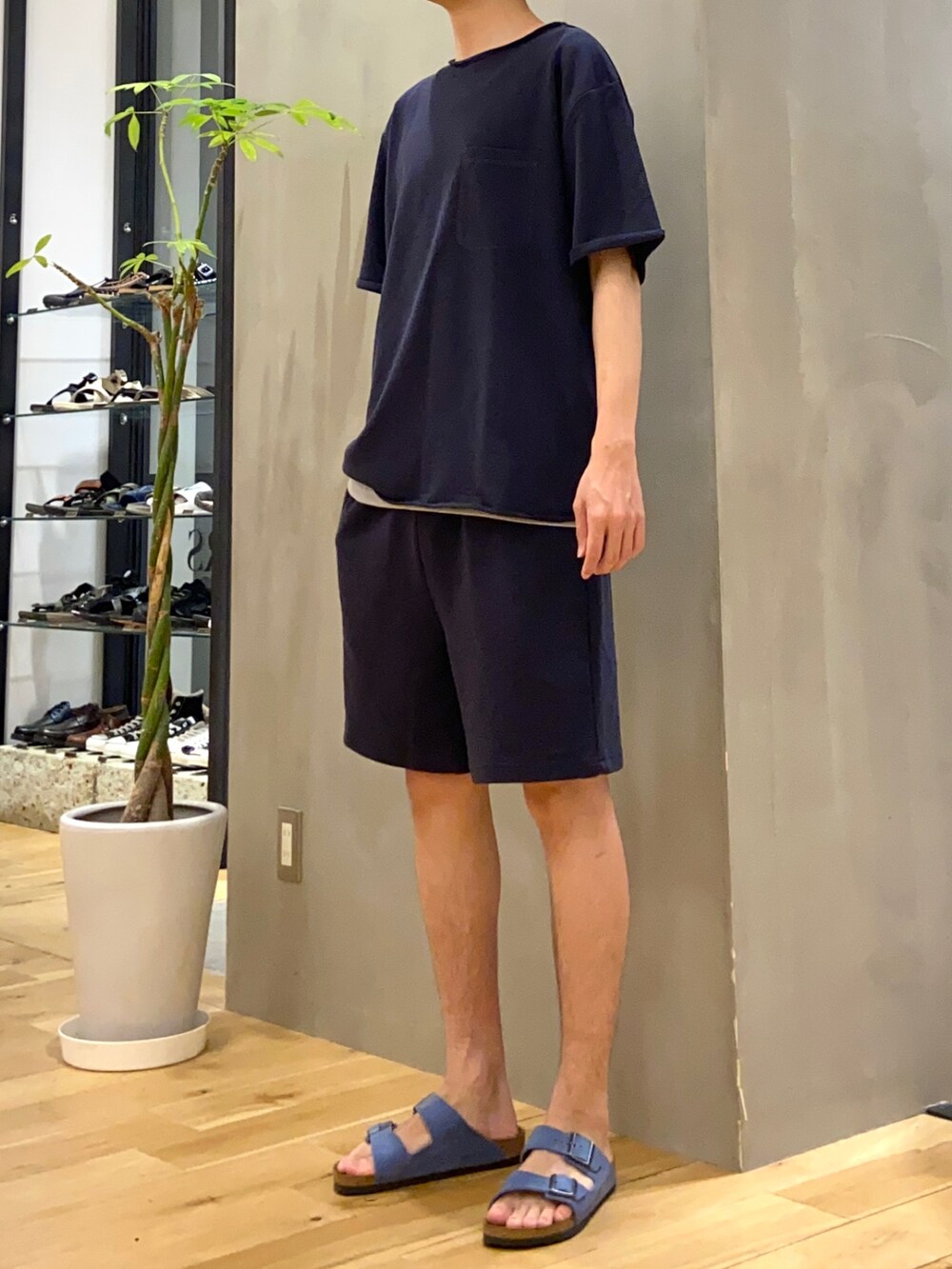 ブルー系のTシャツ/カットソー、ブルー系のサンダル、グレー系のタンクトップを着用したメンズの夏コーディネートの3枚目の写真