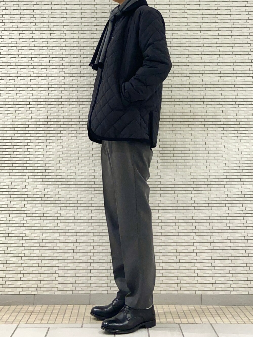 ブラック系のその他アウター、ブルー系のニット/セーター、グレー系のその他パンツを着用したメンズの秋コーディネートの2枚目の写真