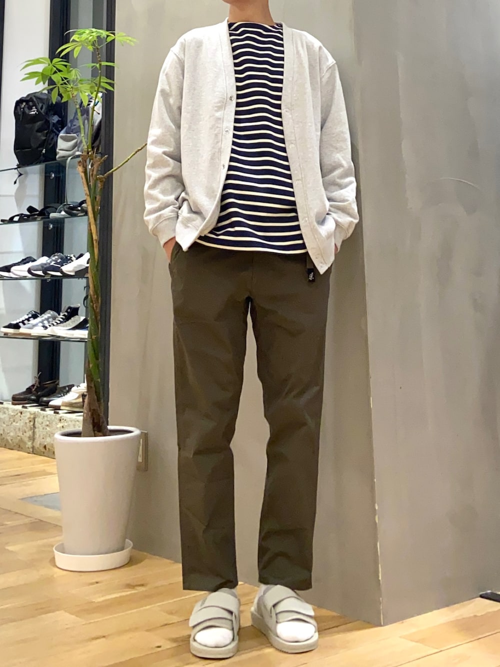 ブルー系のTシャツ/カットソー、グレー系のカーディガン/ボレロ、グリーン系のその他パンツを着用したメンズの春コーディネートの2枚目の写真