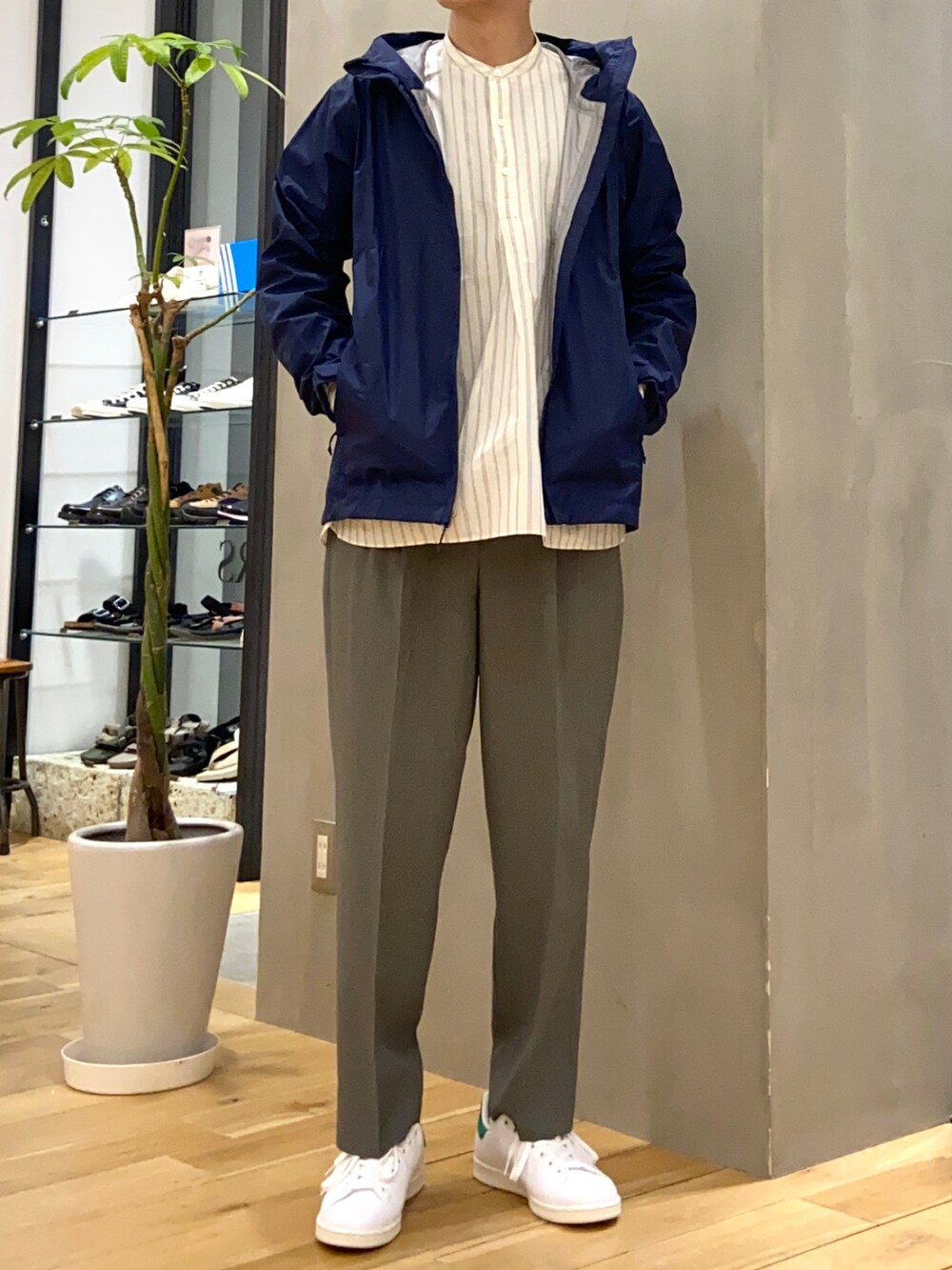 その他のシャツ/ブラウス、ホワイト系のスニーカー、グリーン系のその他パンツを着用したメンズの春コーディネートの4枚目の写真