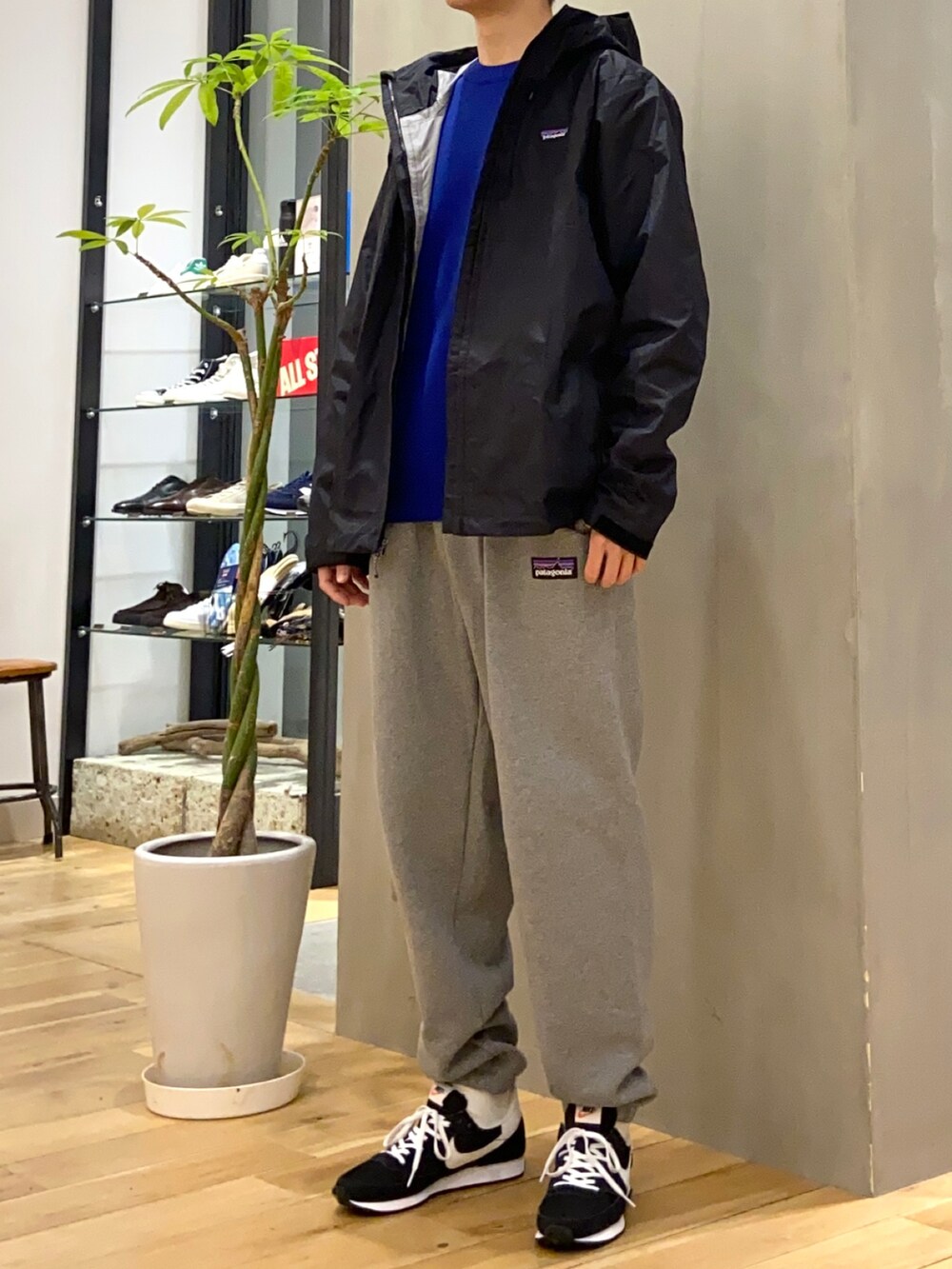 ブルー系のニット/セーター、その他のその他、ホワイト系のその他を着用したメンズの冬コーディネートの3枚目の写真