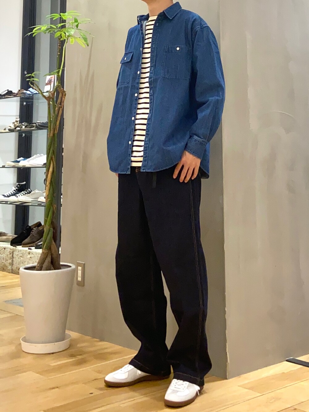 ブルー系のシャツ/ブラウス、ホワイト系のTシャツ/カットソー、ホワイト系のスニーカーを着用したメンズの夏コーディネートの3枚目の写真