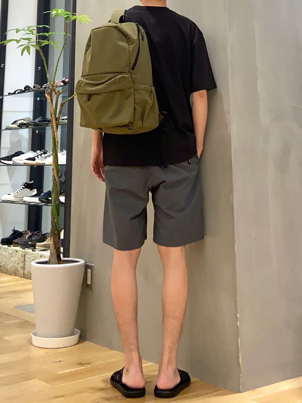 ブラック系のTシャツ/カットソー、グレー系のその他パンツ、ブラック系のサンダルを着用したメンズの夏コーディネートの3枚目の写真