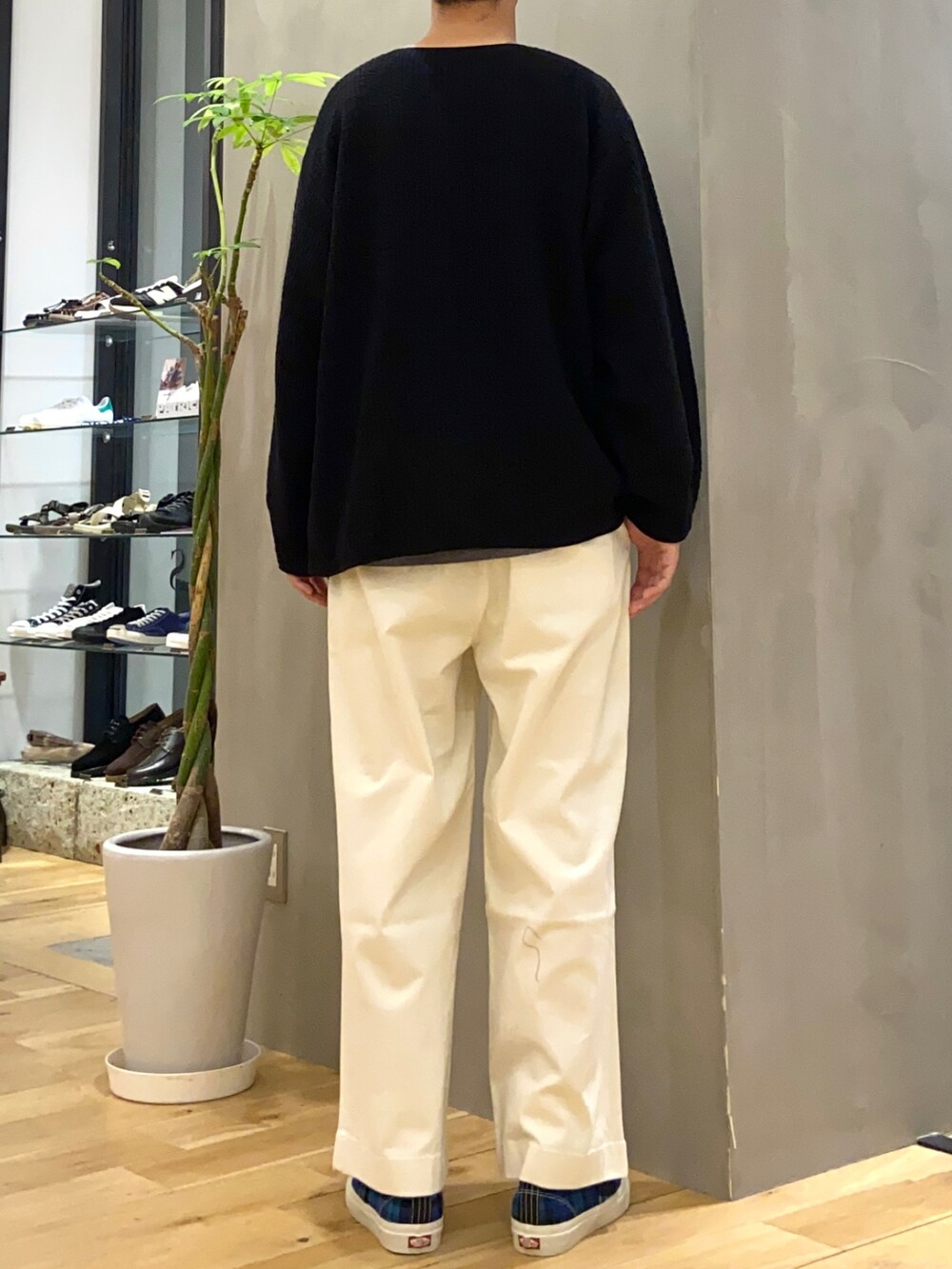 ブラック系のブルゾン、ブルー系のTシャツ/カットソー、ホワイト系のチノパンツを着用したメンズの秋コーディネートの3枚目の写真