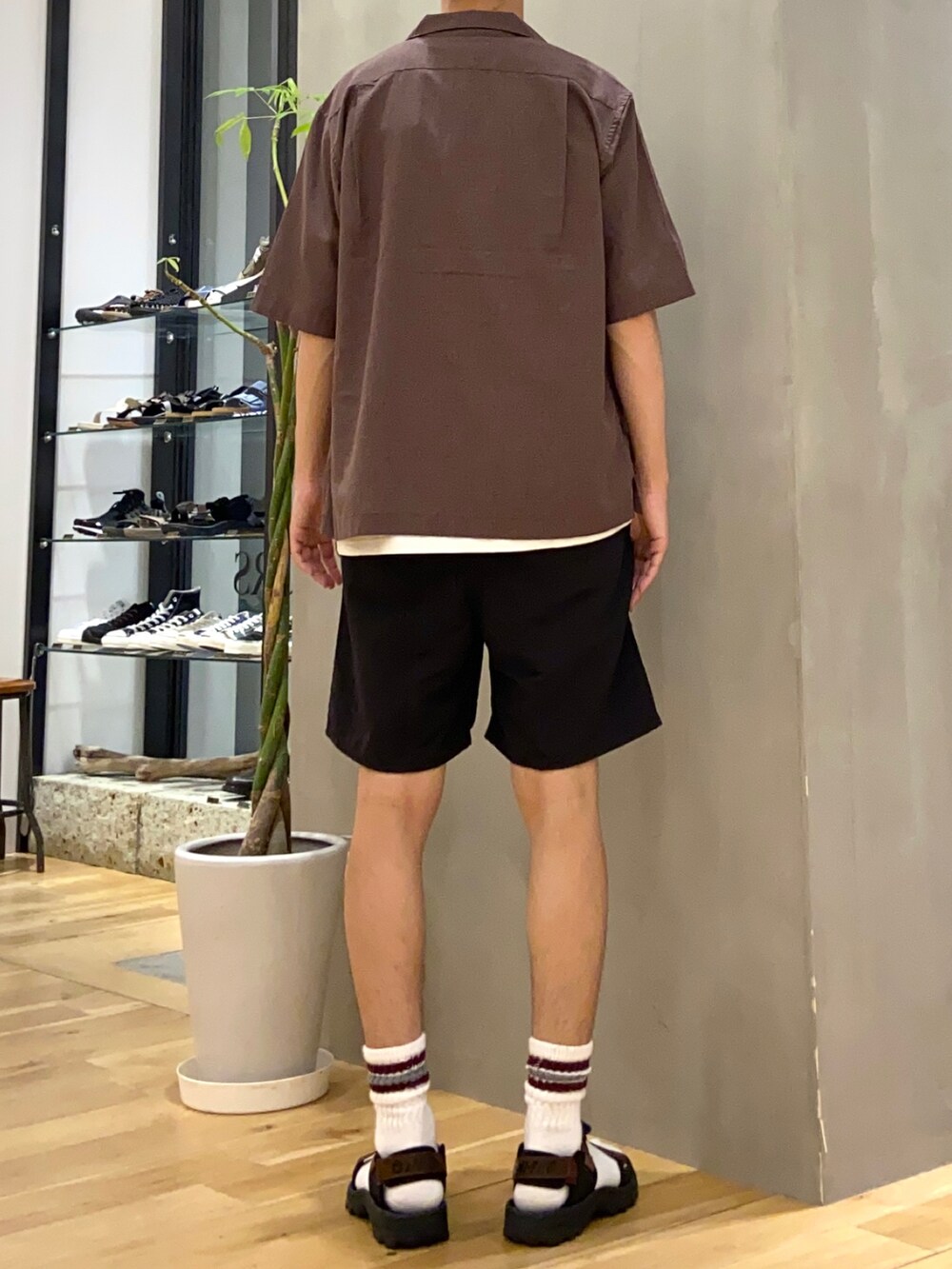 ブラウン系のシャツ/ブラウス、ホワイト系のTシャツ/カットソー、ブラウン系のサンダルを着用したメンズの夏コーディネートの4枚目の写真