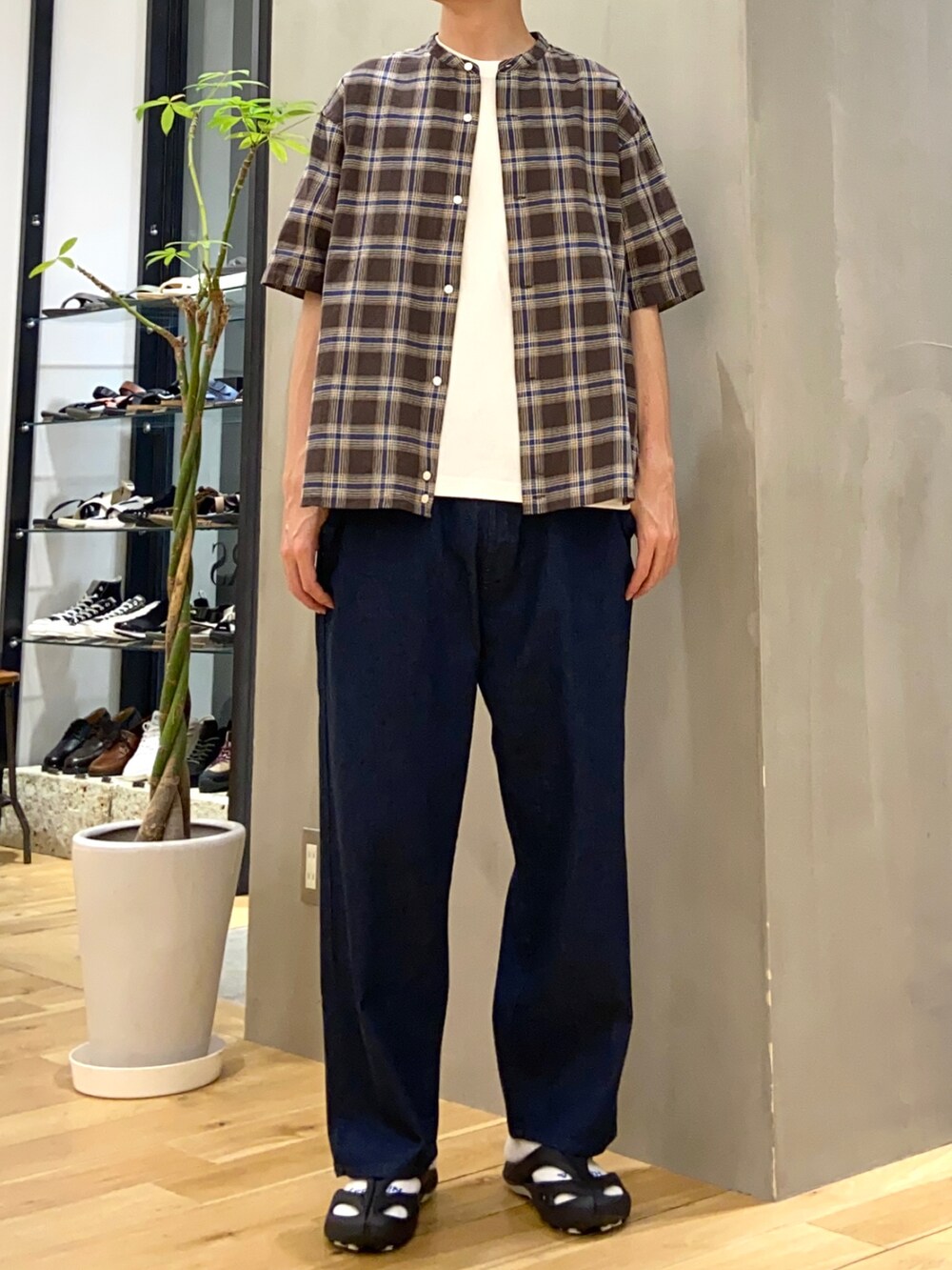 その他のシャツ/ブラウス、ホワイト系のTシャツ/カットソー、ブルー系のデニムパンツを着用したメンズの夏コーディネートの3枚目の写真