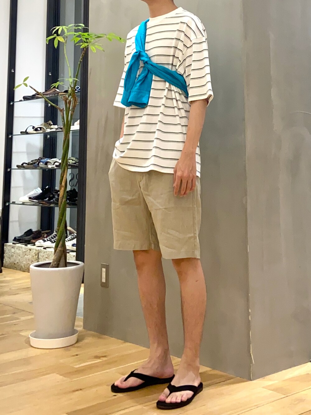 グリーン系のTシャツ/カットソー、グリーン系のシャツ/ブラウス、ブラック系のサンダルを着用したメンズの夏コーディネートの3枚目の写真