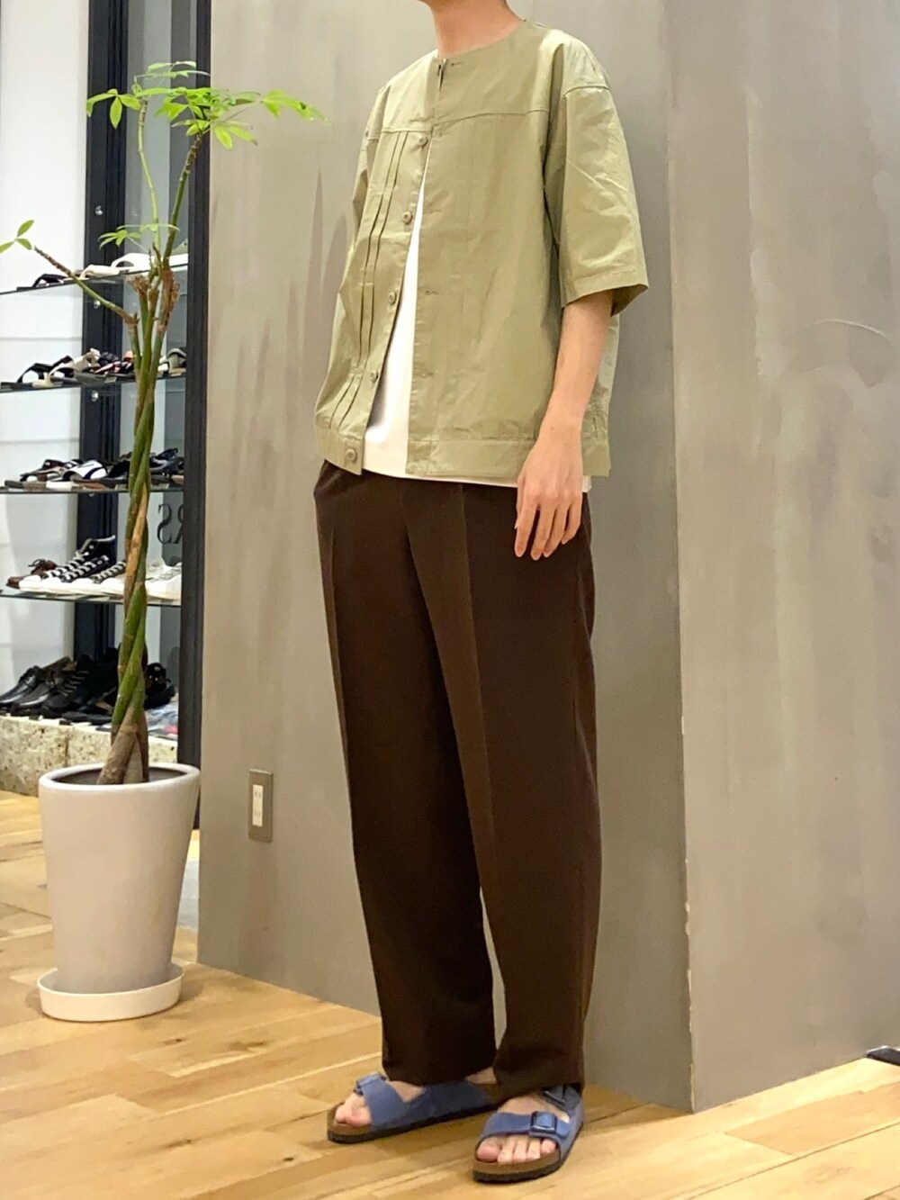 ベージュ系のシャツ/ブラウス、ホワイト系のTシャツ/カットソー、ブルー系のサンダルを着用したメンズの夏コーディネートの2枚目の写真