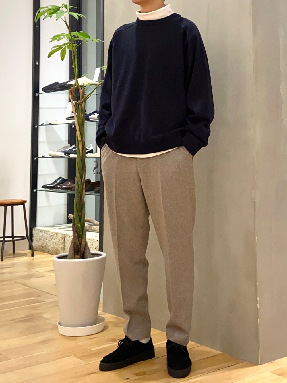 ホワイト系のTシャツ/カットソー、ブルー系のニット/セーター、ブラック系のその他シューズを着用したメンズの冬コーディネートの2枚目の写真