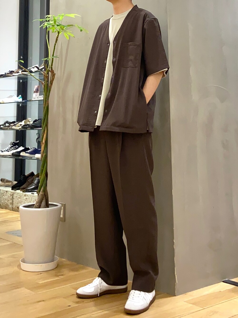 ブラウン系のシャツ/ブラウス、ブラウン系のその他パンツ、ホワイト系のスニーカーを着用したメンズの秋コーディネートの2枚目の写真