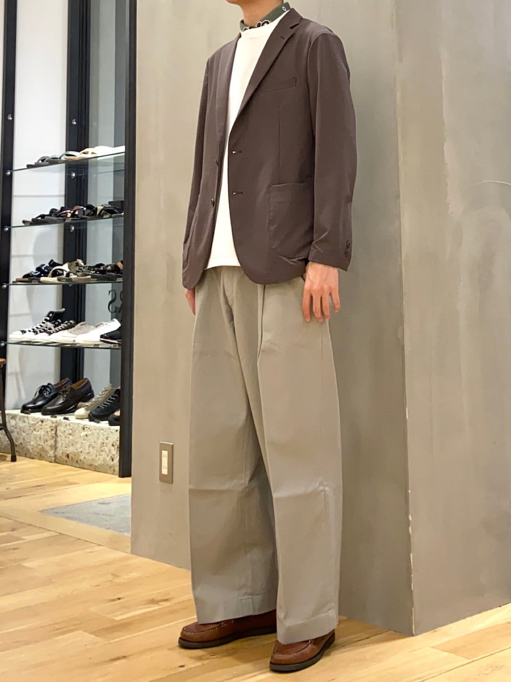 グリーン系のスーツジャケット、ホワイト系のその他パンツ、ホワイト系のTシャツ/カットソーを着用したメンズの春コーディネートの3枚目の写真