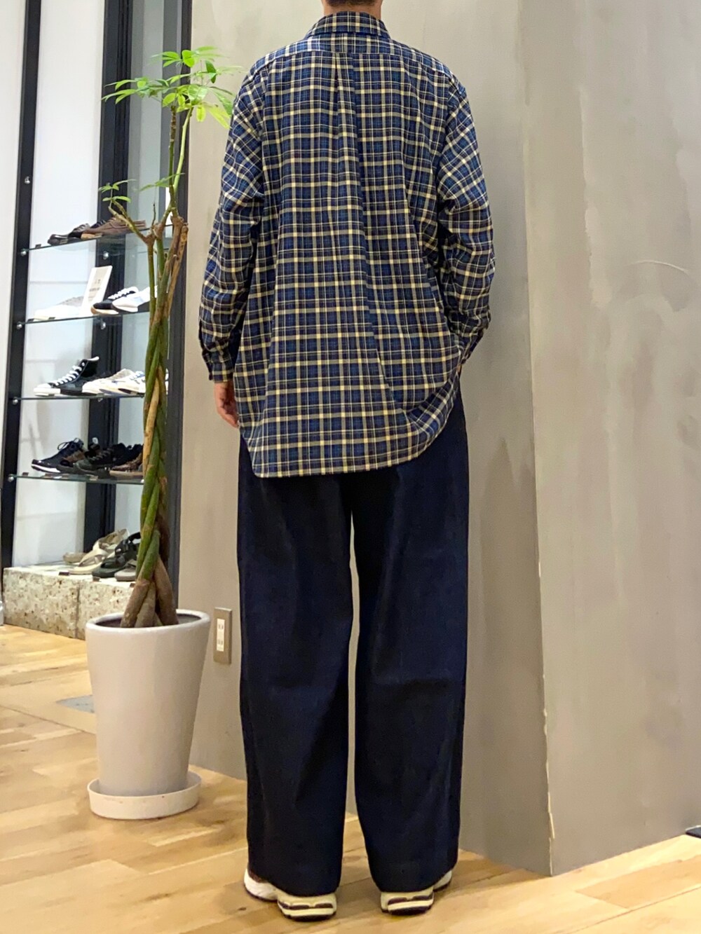 ブルー系のシャツ/ブラウス、ホワイト系のTシャツ/カットソー、ブルー系のデニムパンツを着用したメンズの秋コーディネートの4枚目の写真