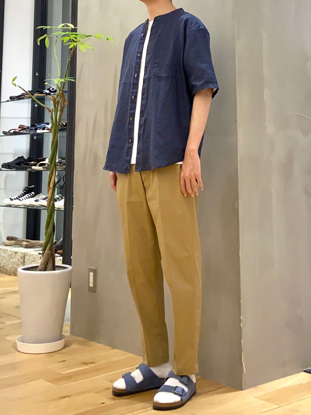 ブルー系のシャツ/ブラウス、ホワイト系のTシャツ/カットソー、ブルー系のサンダルを着用したメンズの夏コーディネートの3枚目の写真