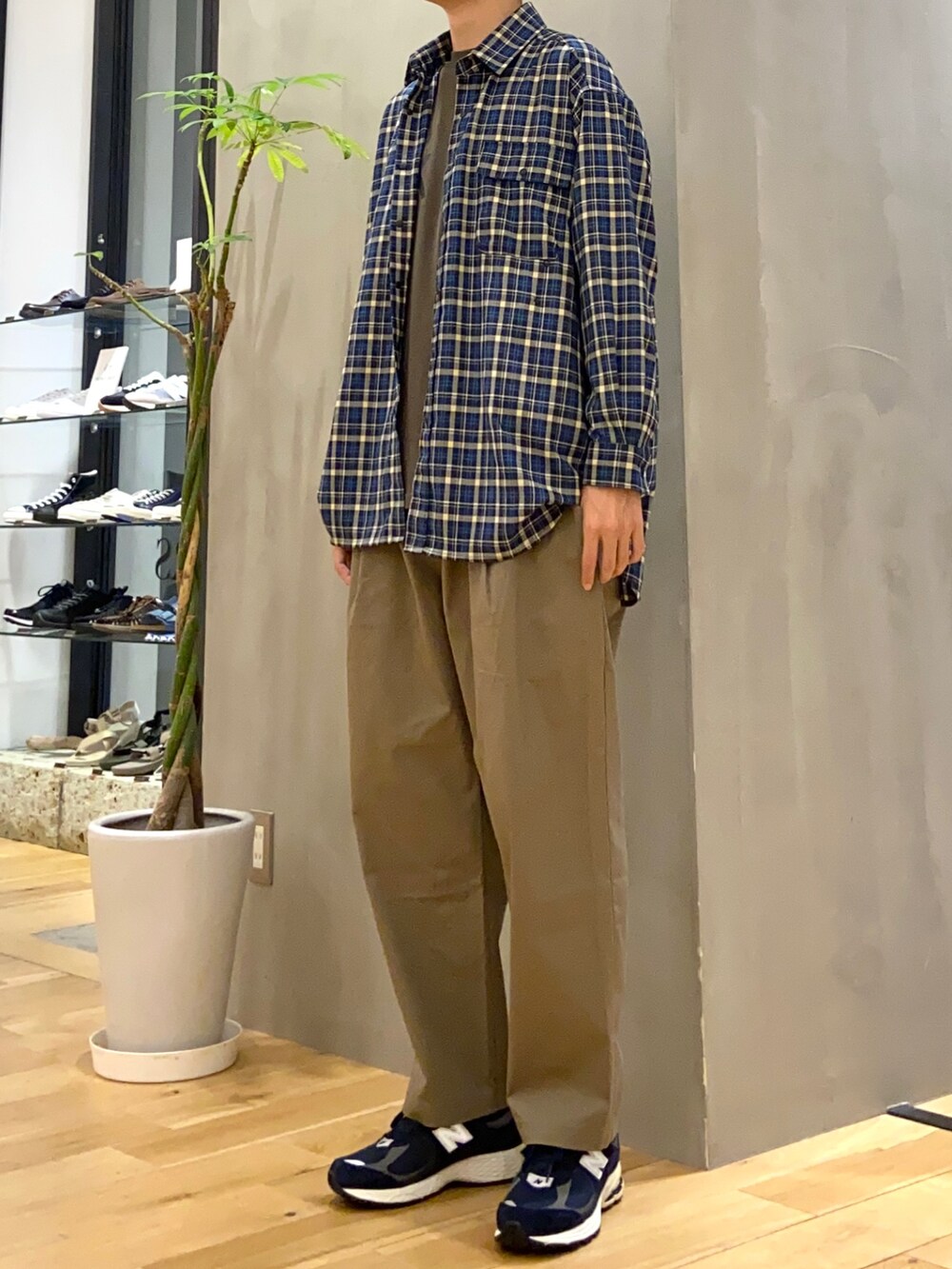 グリーン系のTシャツ/カットソー、ベージュ系のその他パンツ、ブルー系のシャツ/ブラウスを着用したメンズの秋コーディネートの2枚目の写真