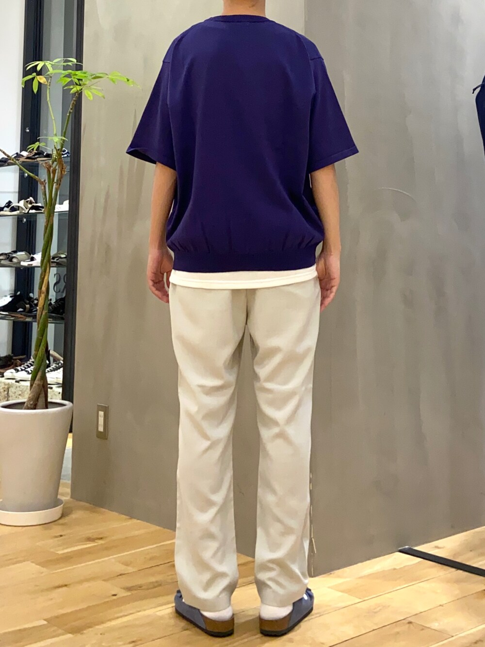 パープル系のTシャツ/カットソー、ホワイト系のタンクトップ、ブルー系のサンダルを着用したメンズの夏コーディネートの3枚目の写真