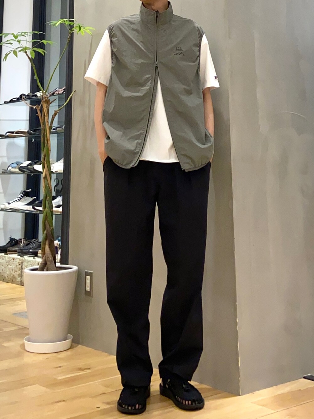 ホワイト系のTシャツ/カットソー、グレー系のその他アウター、ブラック系のその他パンツを着用したメンズの夏コーディネートの3枚目の写真